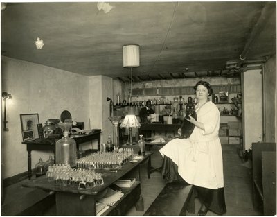 Ann Haviland, perfumiarz, ok. 1915-28 autorstwa Jessie Tarbox Beals
