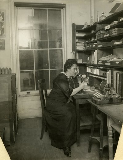 Beals w swojej pracowni, ok. 1912-18 (zdjęcie żelatynowe) autorstwa Jessie Tarbox Beals