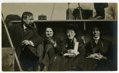 Beals na wakacjach na tyłach samochodu, ok. 1905-40 (zdjęcie żelatynowo-srebrowe) autorstwa Jessie Tarbox Beals