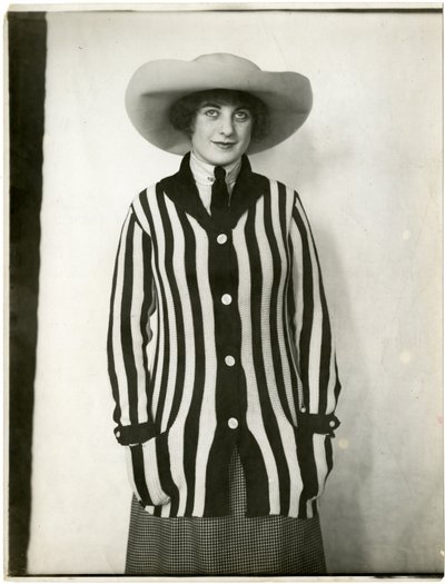 Sweter z marynarką i filcowy kapelusz, Forsythe, ok. 1905-18 (zdjęcie żelatynowe) autorstwa Jessie Tarbox Beals