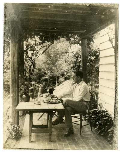 Para siedząca w ogrodzie, ok. 1905-40 (zdjęcie żelatynowo-srebrowe) autorstwa Jessie Tarbox Beals