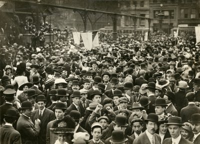 Tłum na Union Square na spotkaniu sufrażystek, ok. 1905-11 (zdjęcie żelatynowo-srebrowe) autorstwa Jessie Tarbox Beals