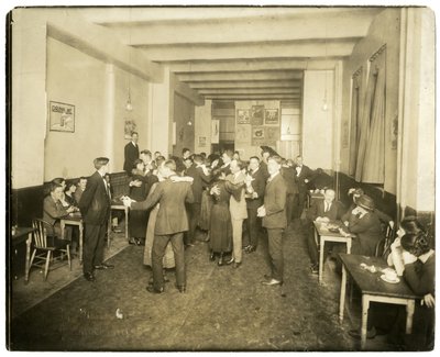 Taniec w fioletowym szczeniaku Charleya Reeda, Greenwich Village, ok. 1905-18 (zdjęcie żelatynowo-srebrowe) autorstwa Jessie Tarbox Beals