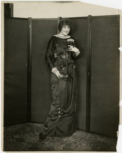 Sukienka, drapowana, Gimbels, ok. 1905-18 (zdjęcie żelatynowo-srebrowe) autorstwa Jessie Tarbox Beals