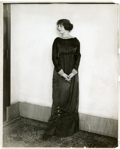 Sukienka, drapowana, Gimbels, ok. 1905-18 (zdjęcie żelatynowo-srebrowe) autorstwa Jessie Tarbox Beals