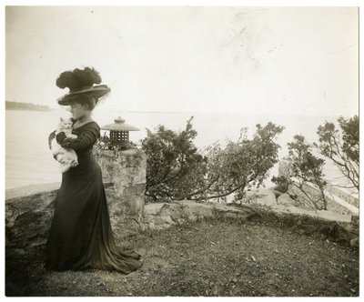 Ella Wheeler Wilcox w Sound Beach, Conn, ok. 1905-11 (zdjęcie żelatynowo-srebrowe) autorstwa Jessie Tarbox Beals