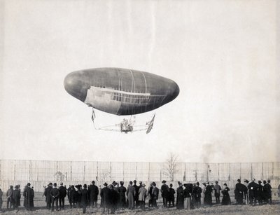 Sterowiec Francois w locie z Departamentu Transportu na Wystawie Światowej w 1904 r. autorstwa Jessie Tarbox Beals