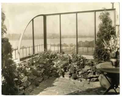 Ogród pani Reginy Jais, ok. 1936-37 (zdjęcie żelatynowo-srebrowe) autorstwa Jessie Tarbox Beals