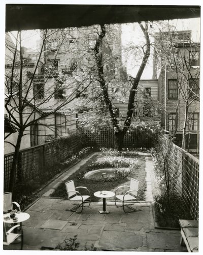Ogród pani WH Wells 265 W 11th autorstwa Jessie Tarbox Beals