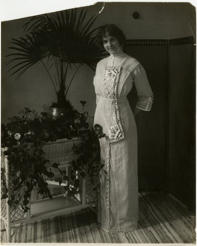 Szary turecki materiał z czarno-białym haftem, Lord & Taylor, c.1905-18 (zdjęcie żelatynowo-srebrowe) autorstwa Jessie Tarbox Beals