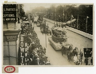Parada Historyczna, Central Park West Half Moon Float nr 12 autorstwa Jessie Tarbox Beals