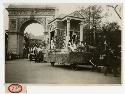 Historyczna Parada Kolonialny Dom Float nr 27 autorstwa Jessie Tarbox Beals