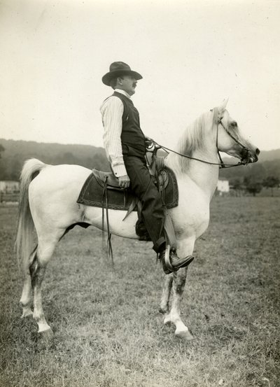 Rysownik Homer Davenport na swoim koniu arabskim, ok. 1905-12 (zdjęcie żelatynowe) autorstwa Jessie Tarbox Beals