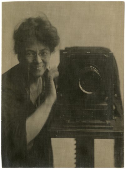 Jessie Tarbox Beals, autoportret z aparatem, ok. 1918-20 (fotografia żelatynowa) autorstwa Jessie Tarbox Beals