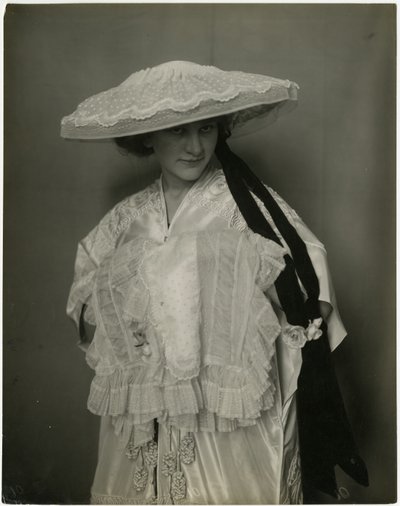 Jumble Bros ?, Czapka i mufka na bieliznę, ok. 1905-11 (zdjęcie żelatynowo-srebrowe) autorstwa Jessie Tarbox Beals