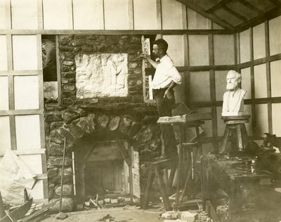 Karl Bitter (rzeźbiarz) samodzielnie buduje swój kominek, ok. 1905-15 (zdjęcie żelatynowe) autorstwa Jessie Tarbox Beals