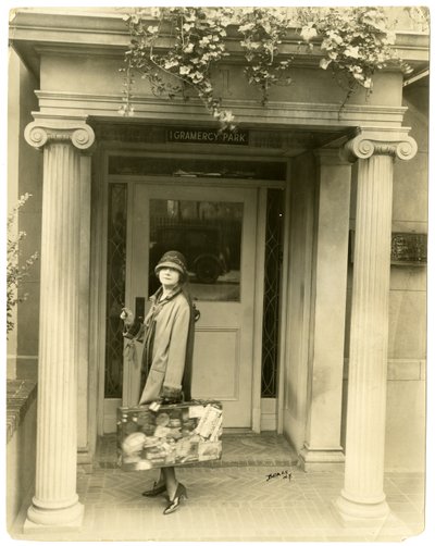 Mabel Herbert Urner, autorka książki Helen & Warren, gotowa do podróży do Europy, ok. 1905-40 (zdjęcie żelatynowe) autorstwa Jessie Tarbox Beals