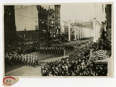Parada wojskowa w Court of Honor Marines, Wielka Brytania autorstwa Jessie Tarbox Beals