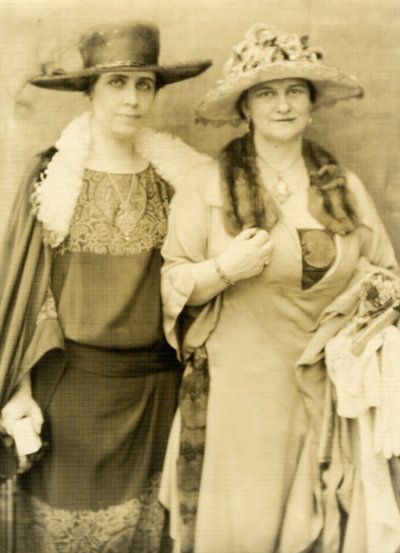 Pani Coolidge i jej przyjaciółka Frances Parkinson Keyes autorstwa Jessie Tarbox Beals