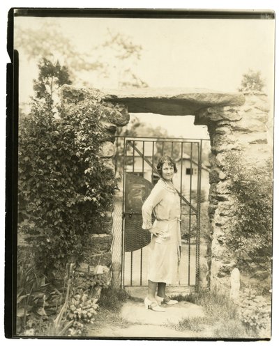 Pani Ernest Thompson Seton z Greenwich Conn, prezes National League of American Pen Women, która wyrusza 18 czerwca z wyprawą terenową, aby zbadać górne partie Amazonki autorstwa Jessie Tarbox Beals