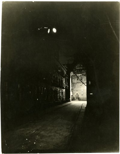 Patchin Place nocą, Greenwich Village, Nowy Jork, USA, ok. 1905-20 (zdjęcie żelatynowo-srebrowe) autorstwa Jessie Tarbox Beals