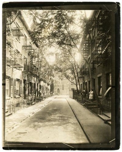 Patchin Place, odjeżdżający z 10th Street, Nowy Jork, USA autorstwa Jessie Tarbox Beals