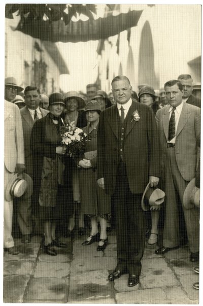 Prezydent Hoover – Pani Hoover trzymająca bukiet, ok. 1928-32 autorstwa Jessie Tarbox Beals