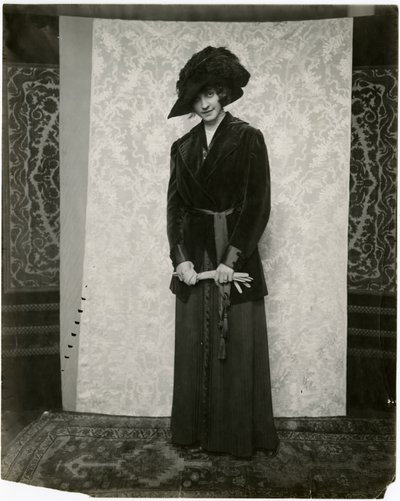 Czerwony aksamitny garnitur z plisowaną spódnicą akordową, Arnold & Constable, ok. 1905-18 (zdjęcie żelatynowo-srebrowe) autorstwa Jessie Tarbox Beals
