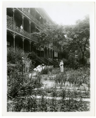 Ogrody Rhinelander House, W 11th St , Greenwich Village, Nowy Jork, USA, ok. 1905-38 (zdjęcie żelatynowo-srebrowe) autorstwa Jessie Tarbox Beals