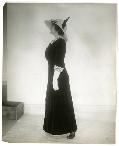 Prawidłowy sposób stania podczas chodzenia, ok. 1905-18 (zdjęcie żelatynowe) autorstwa Jessie Tarbox Beals