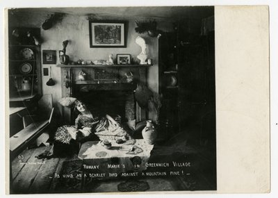 Romany Marie w Greenwich Village, żywy jak szkarłatny ptak na tle górskiej sosny!, Greenwich Village, Nowy Jork, USA, ok. 1916-20 (zdjęcie żelatynowo-srebrowe) autorstwa Jessie Tarbox Beals