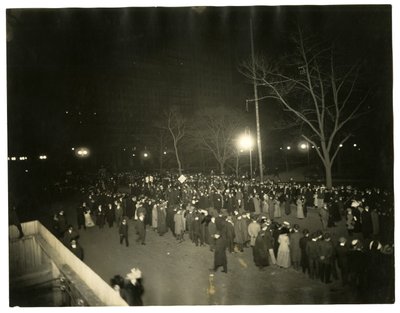 Suffrage Parade, Greenwich Village, Nowy Jork, USA, ok. 1915-18 (zdjęcie żelatynowo-srebrowe) autorstwa Jessie Tarbox Beals