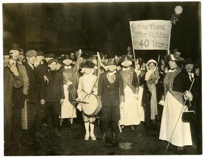 Suffrage Parade, Greenwich Village, Nowy Jork, USA, ok. 1915-18 (zdjęcie żelatynowo-srebrowe) autorstwa Jessie Tarbox Beals