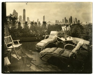 Taras pani Alice Woodward Rhinehardt, 400 E 52 St, ok. 1936-37 (zdjęcie żelatynowe) autorstwa Jessie Tarbox Beals