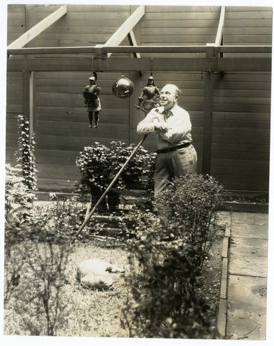 Tony Sarg w swoim ogrodzie autorstwa Jessie Tarbox Beals