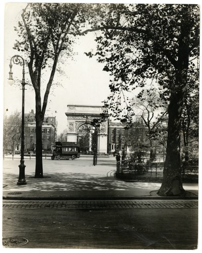 Washington Square North, Nowy Jork, USA, ok. 1905-40 (zdjęcie żelatynowo-srebrowe) autorstwa Jessie Tarbox Beals