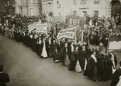 Kobiety w akademickich strojach maszerujące w paradzie wyborców w Nowym Jorku, 1910 r autorstwa Jessie Tarbox Beals