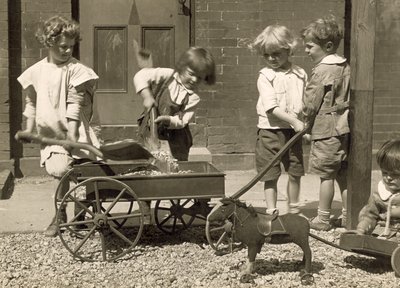 Małe dzieci ładujące żwir do wózka, ok. 1915 (zdjęcie) autorstwa Jessie Tarbox Beals
