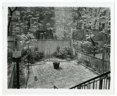 tylne patio z budką dla ptaków, Nowy Jork, USA, ok.1905-40 (zdjęcie żelatynowo-srebrowe) autorstwa Jessie Tarbox Beals