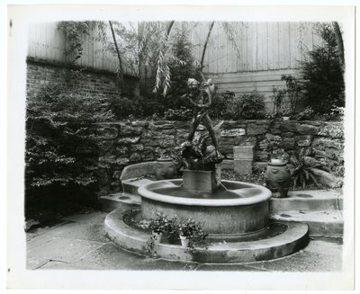 fontanna ogrodowa, ok. 1905-40 (fotografia żelatynowa srebrna) autorstwa Jessie Tarbox Beals