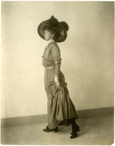 model w kapeluszu z piórami, ok. 1905-18 (zdjęcie żelatynowo-srebrowe) autorstwa Jessie Tarbox Beals