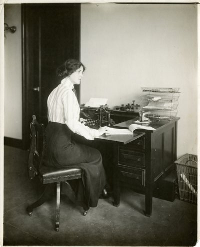 model z maszyną do pisania, ok. 1905-18 (zdjęcie żelatynowo-srebrowe) autorstwa Jessie Tarbox Beals