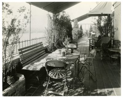 patio z widokiem na rzekę, ok. 1936-37 (zdjęcie żelatynowo-srebrowe) autorstwa Jessie Tarbox Beals