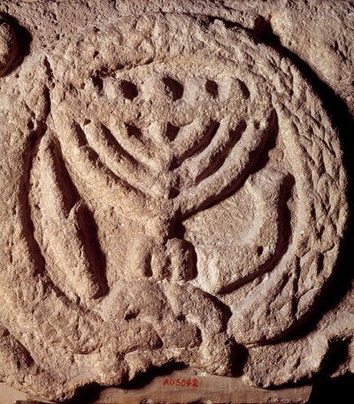 Judaizm: element architektoniczny w bazalcie synagogi ozdobiony świecznikiem z siedmioma gałęziami (Menora lub Menora), palmą i trąbką. Z Transjordanii. Około 100 AD. Paryż, Luwr autorstwa Jewish School