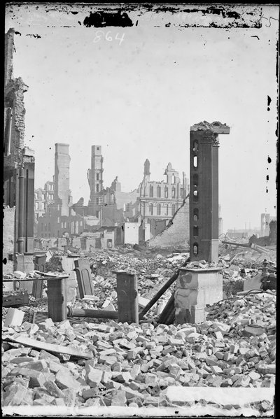 Widok z południowo-zachodniego rogu ulic Dearborn i Monroe, ukazujący hotel Grand Pacific w tle i ruiny bloku Honore na pierwszym planie po pożarze Chicago w 1871 r., ok. 1871 r. autorstwa Jex Bardwell