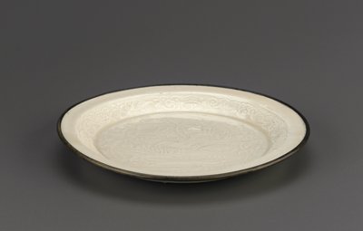 Naczynie ding ware z formowaną dekoracją z kaczek mandarynek, prowincja Hebei, XII-XIII w. (ceramika) autorstwa Jin Dynasty Chinese School
