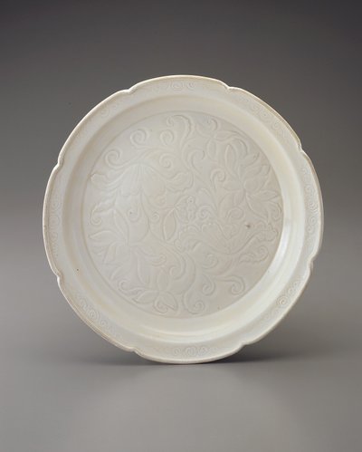 Naczynie z foliowym brzegiem i rzeźbioną dekoracją, prowincja Hebei (ceramiczna) autorstwa Jin Dynasty Chinese School