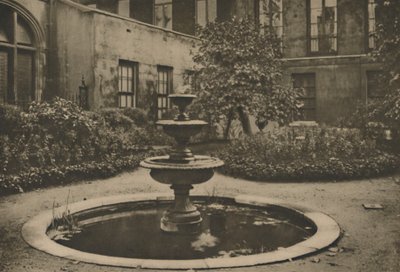 Starożytne drzewo morwy i fontanna w sali Ogrodu Drapers, ok. 1935. autorstwa Joel
