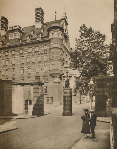 Wejście do Scotland Yardu od strony Derby Street, c1935. autorstwa Joel