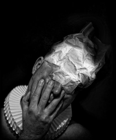 Śmierć klauna (seria), 2014 (sztuka cyfrowa fotografii) autorstwa Johan Lilja